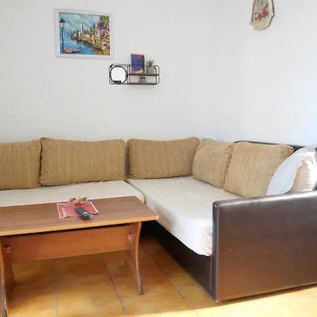 - Perfect For Large Groups * Velipojë